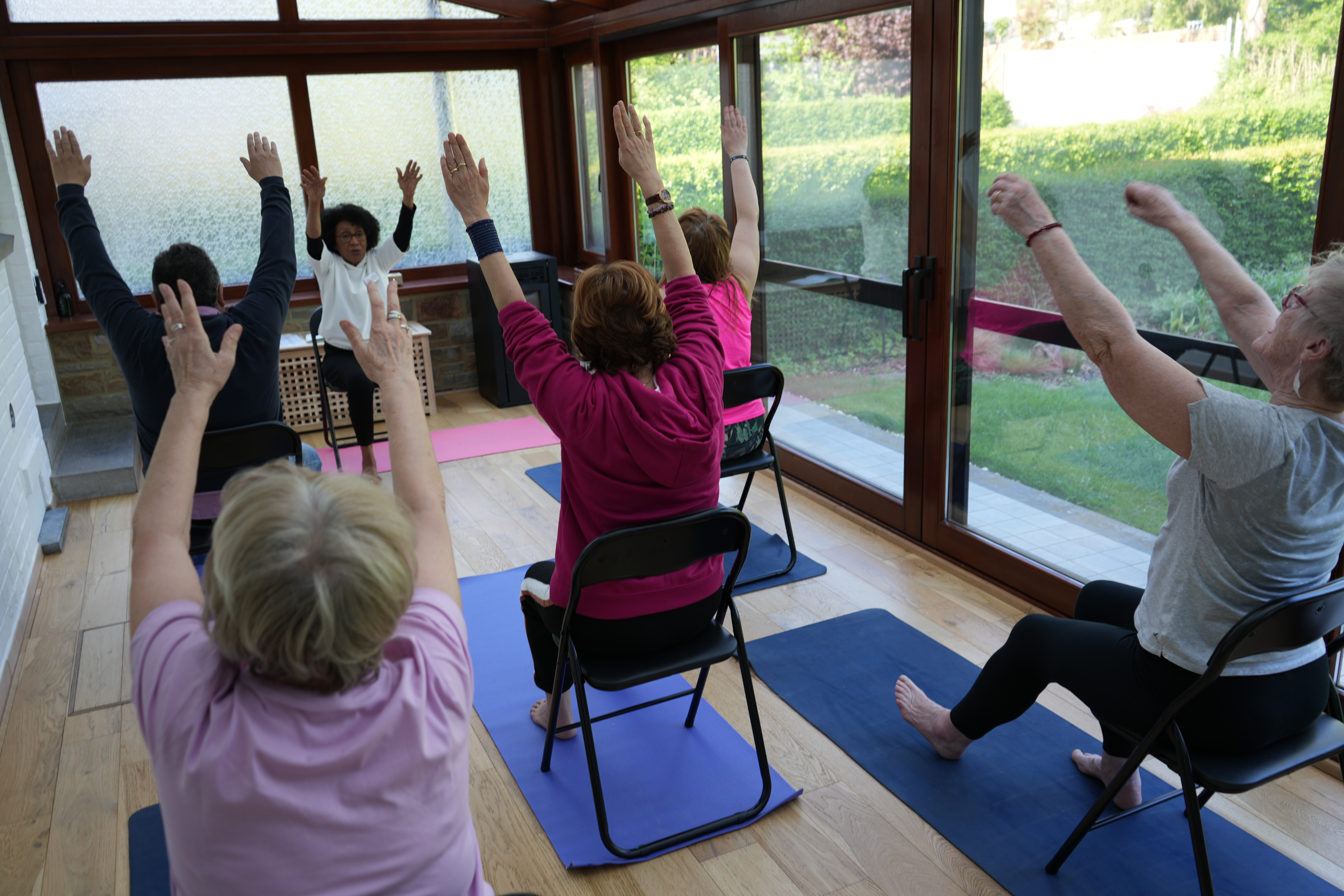 Jeannine Rodrigues Yoga sur chaise